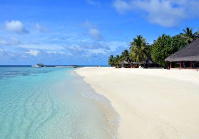 spiaggia bianchissima e mare azzurrissimo del Bravo Alimatha a Maldive
