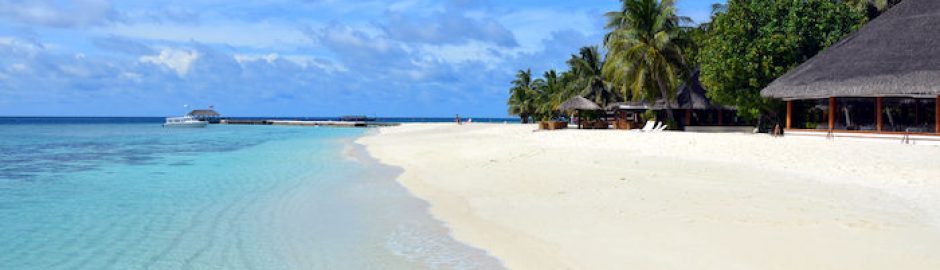 spiaggia bianchissima e mare azzurrissimo del Bravo Alimatha a Maldive