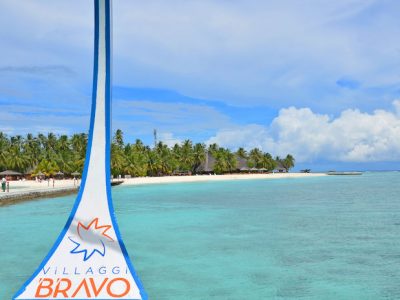 Dhoni sull'acqua azzurra davanti alla spiaggia bianca del Bravo Alimatha a Maldive