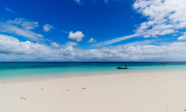 Spiaggia bianca  e mare azzurro a Zanzibar