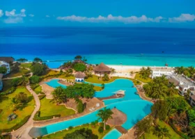 Vista dall'alto dell'intero complesso del Royal Zanzibar Beach Resort che mostra l'articolata serie di piscine e la vicinanza alla spiaggia tropicale