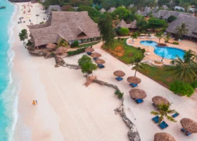 Veduta panoramica della spiaggia, del giardino tropicale e delle piscine del resort Sandies Baobab a Nungwi Zanzibar