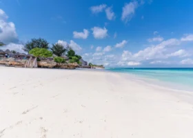 Ampia spiaggia di sabbia bianca finissima lambita dal mare cristallino a Nungwi davanti al Sandies Baobab Resort