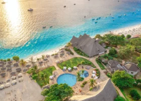 Vista aerea dall'alto del resort Sandies Baobab Beach, delle sue piscine e della spiaggia di Nungwi a Zanzibar